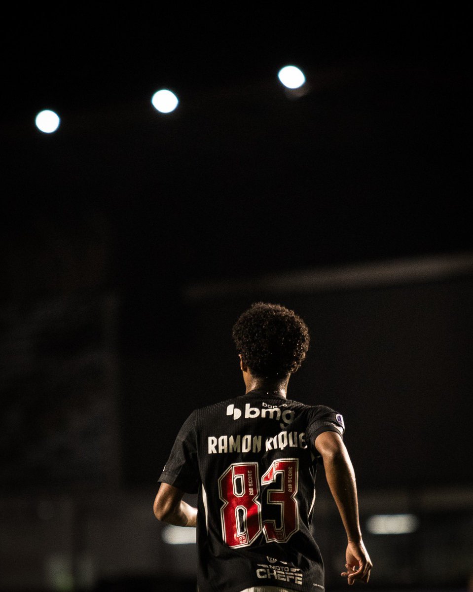 Ramon Rique faz estreia profissional no Vasco aos 18 anos em torneio internacional