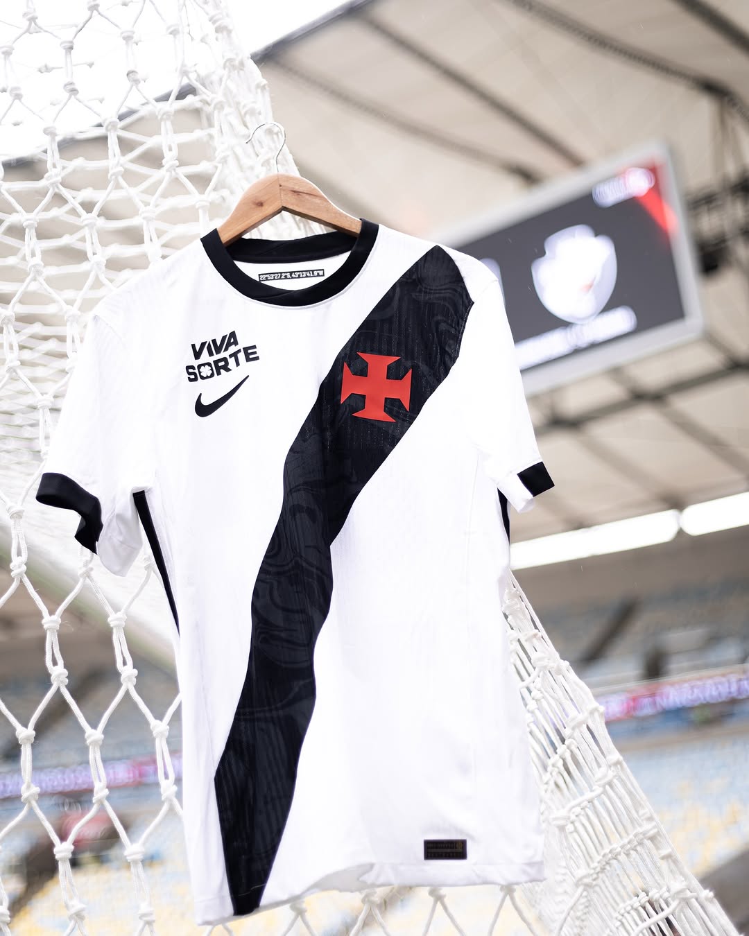 Vasco jogará com camisa branca no clássico contra o Flamengo