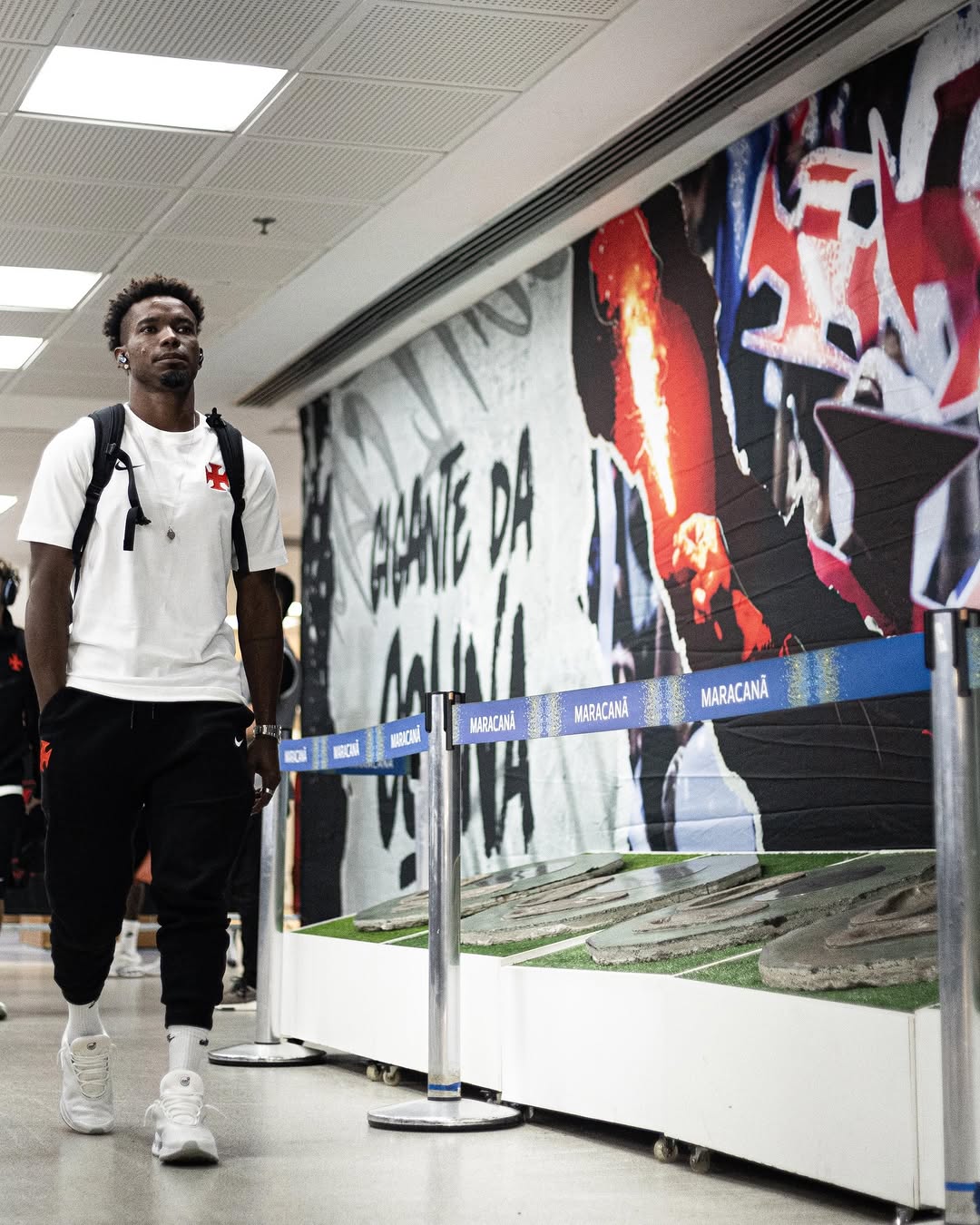 Vasco posta fotos da chegada do elenco ao Maracanã para clássico
