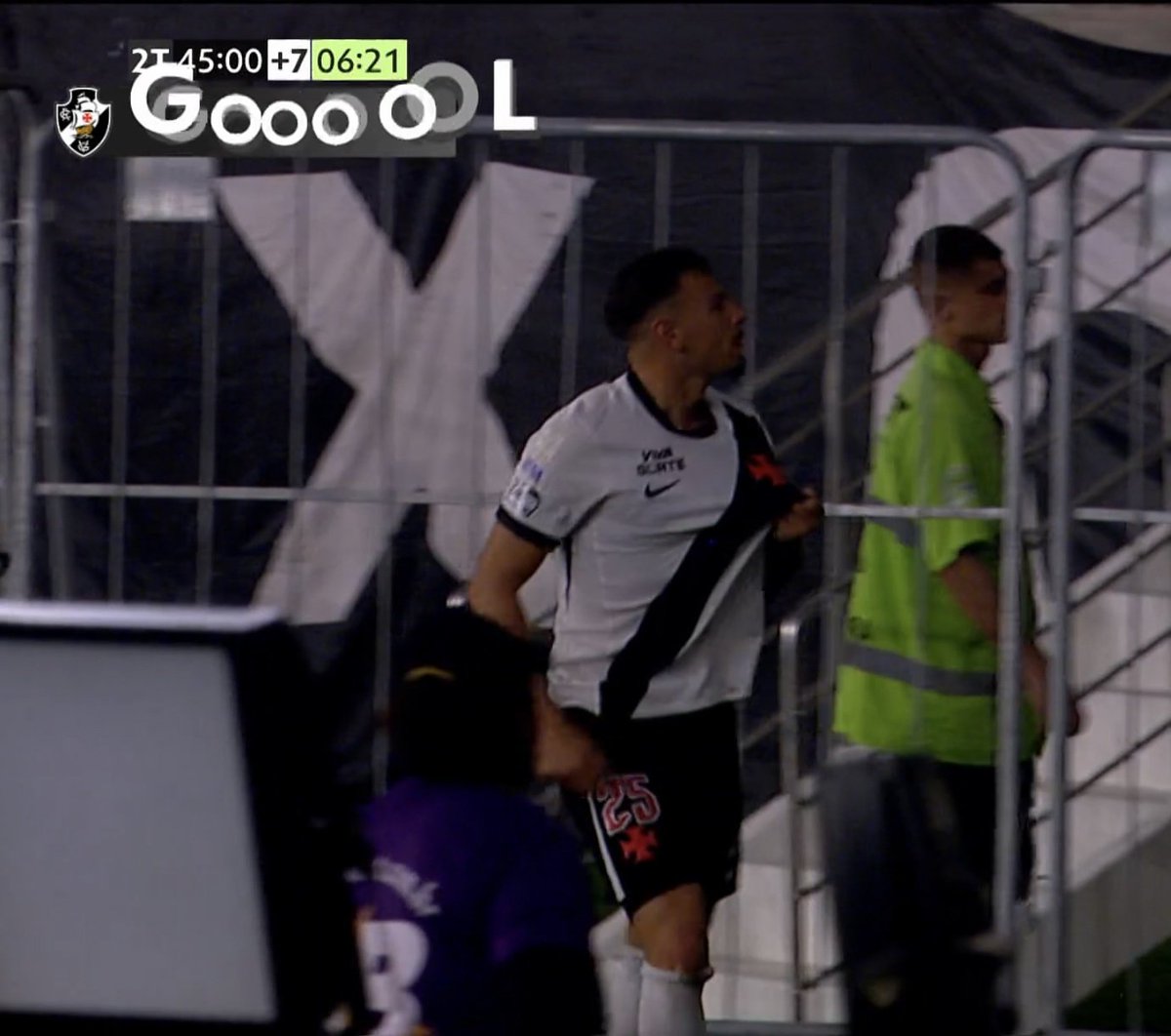 Ex-Flamengo Hugo Moura exibe Cruz de Malta na comemoração de gol