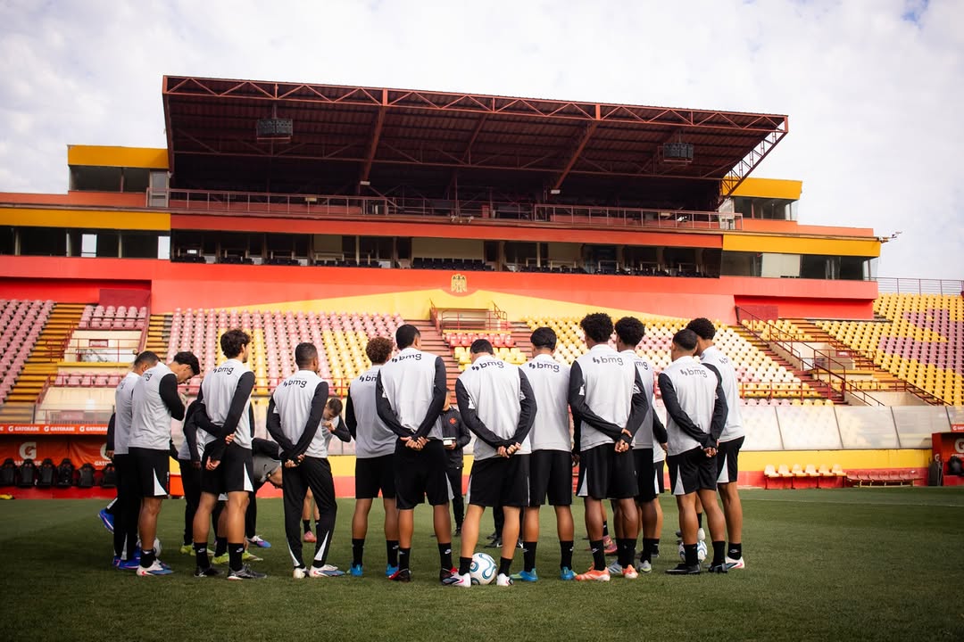 Vasco treina no Estádio Santa Laura em Santiago antes do duelo pela Sudamericana