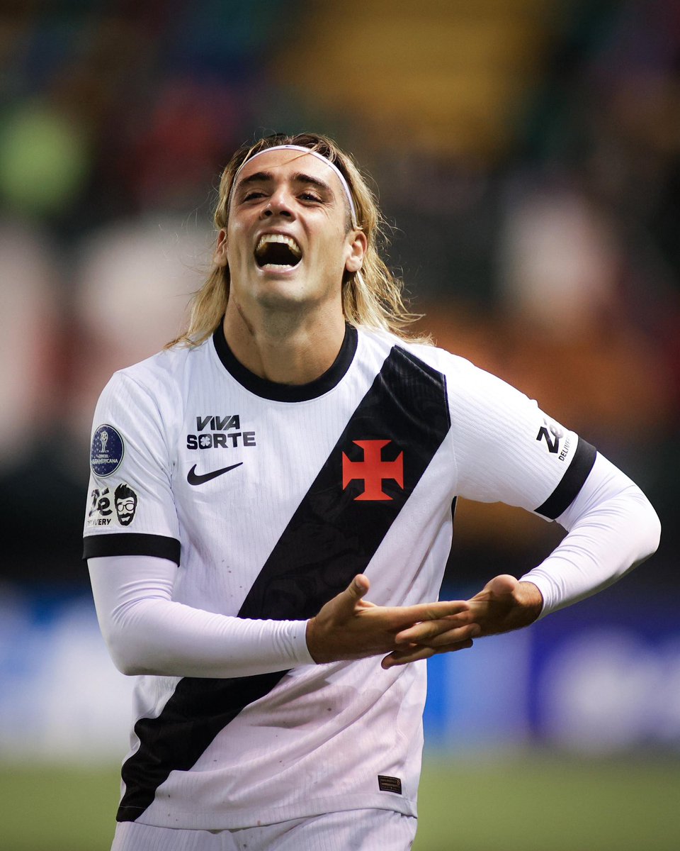 Spinelli comemora gol ninando bebê e revela que será pai em breve pelo Vasco