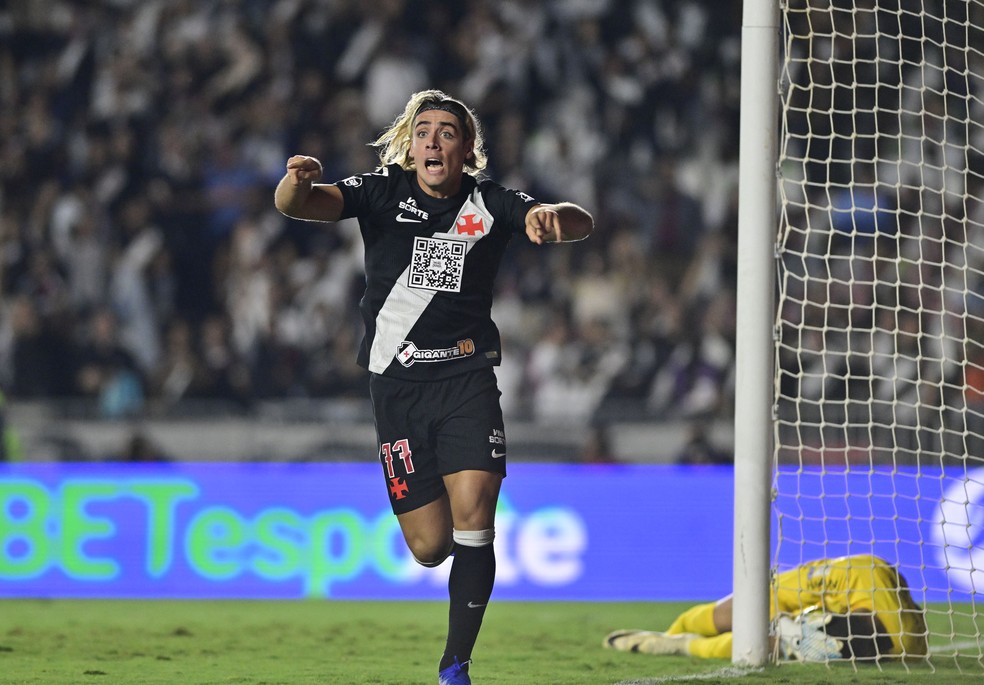Vasco entra em campo com QR Code na camisa direcionando para tour de São Januário