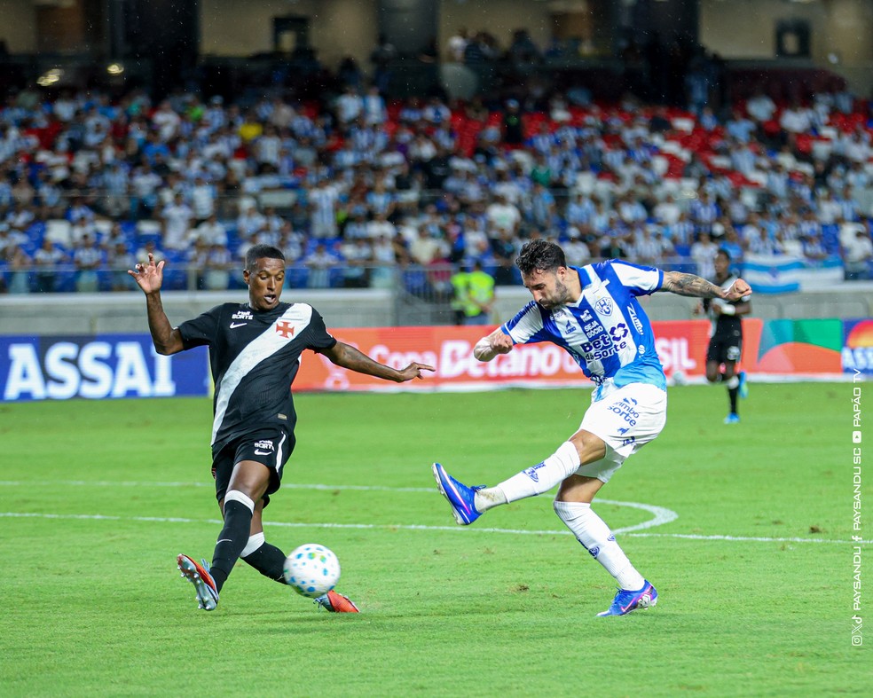 Ítalo tenta finalização para o Paysandu em jogo contra o Vasco — Foto: Jorge Luís Totti/Paysandu