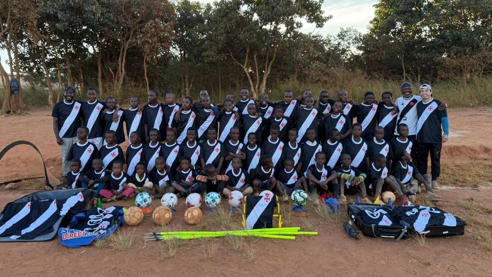 Grupo de torcedores doou camisas do Vasco para as crianças de Malawi