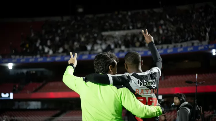 Rayan revelou que Fernando Diniz lhe prometeu colocá-lo na seleção no primeiro dia de treino do Vasco Imagem: Matheus Lima/Vasco