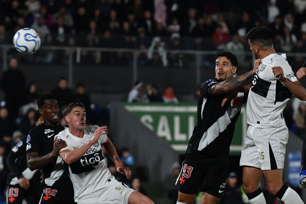 Vasco volta a sofrer gols de jogada de bola aérea