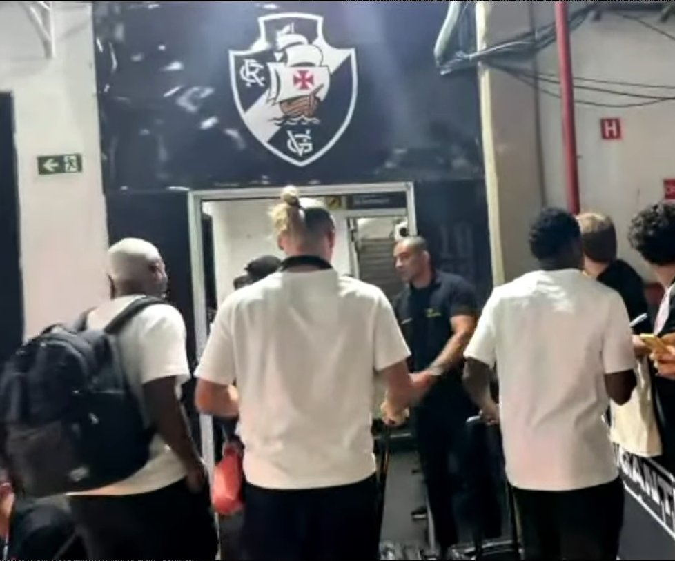 Cuiabano chega normalmente com delegação do Vasco em São Januário
