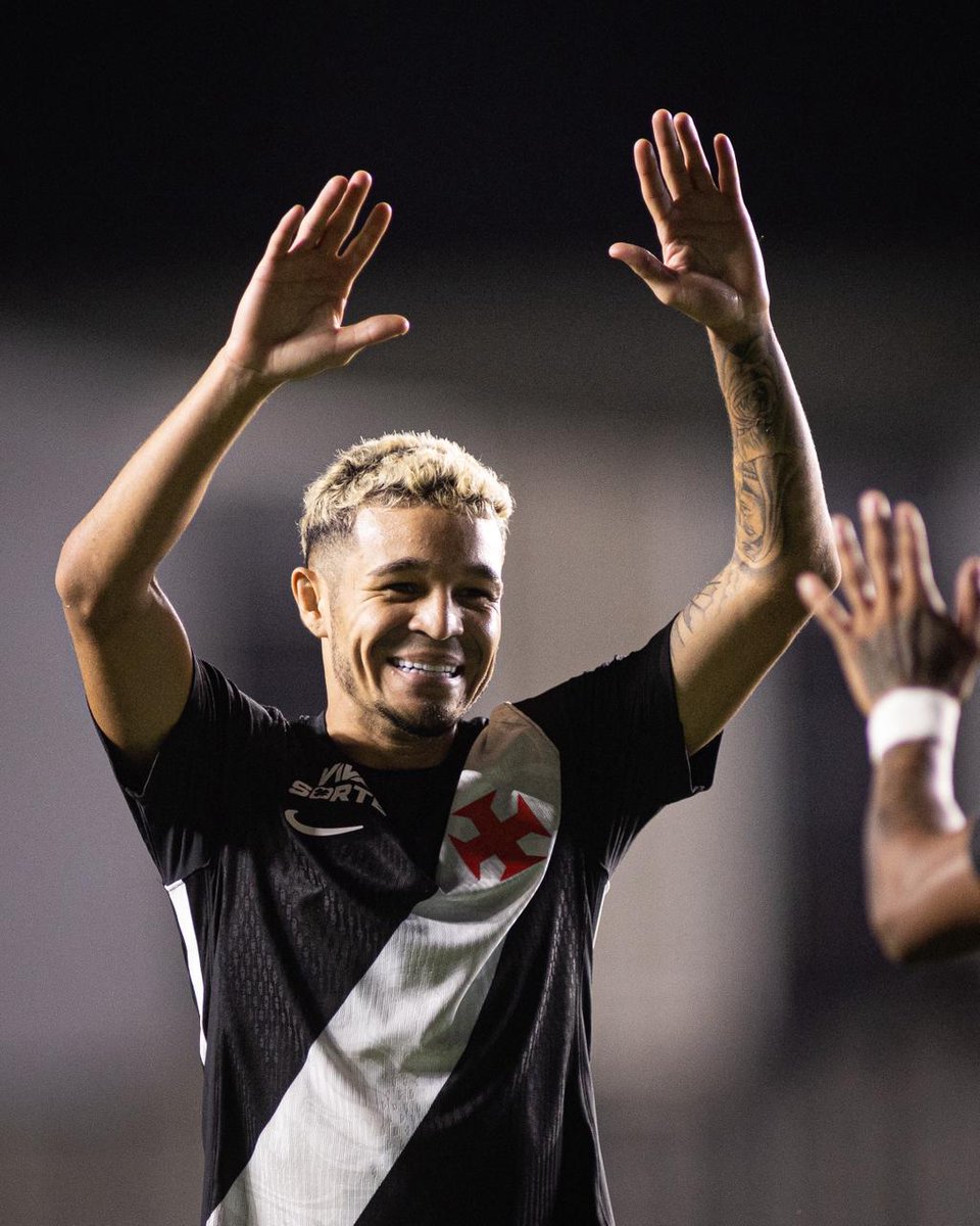 Adson brilha com dois gols na vitória do Vasco sobre o Barracas Central