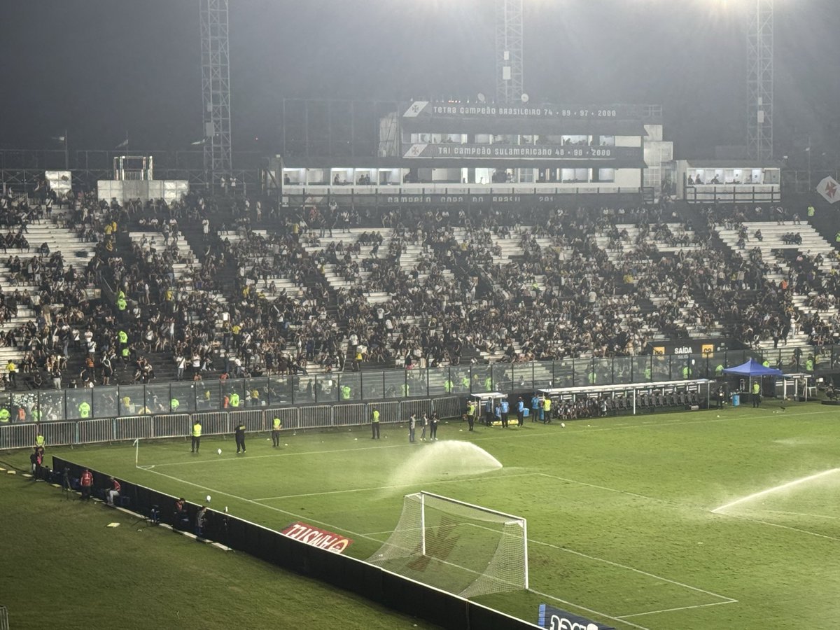 Torcida do Vasco muda vaias para Tchê Tchê em gritos de 'é seleção' após segundo gol
