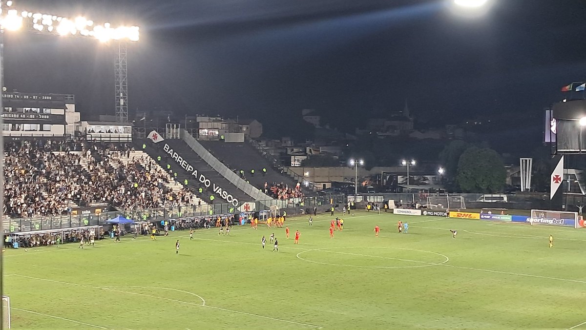 Torcida do Vasco vaia time mesmo após vitória por 3 a 0 contra Barracas Central