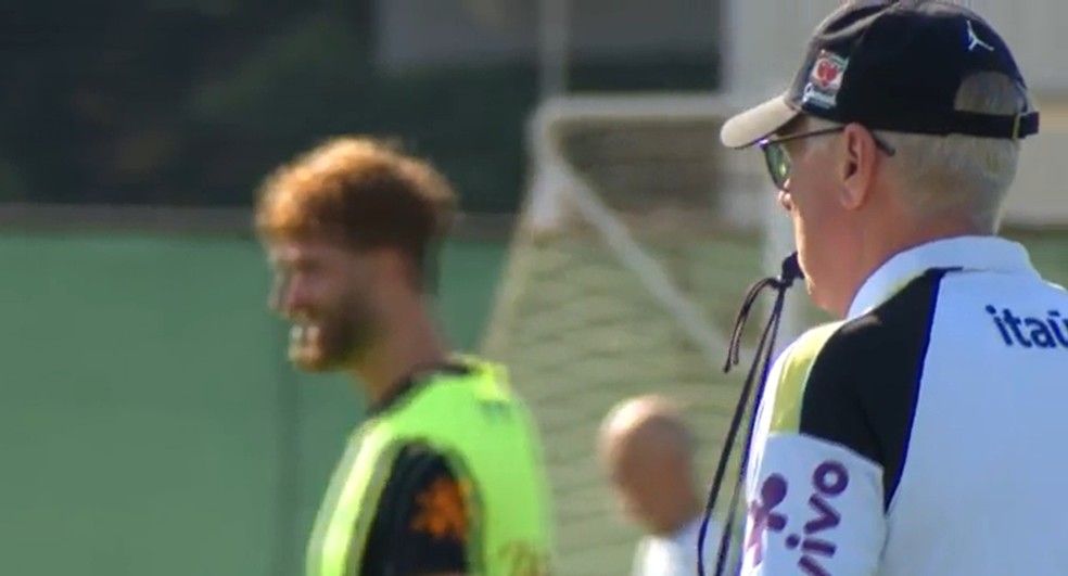 Carlo Ancelotti, e ao fundo Leo Pereira, em treino da Seleção desta quinta — Foto: Reprodução/TV Globo