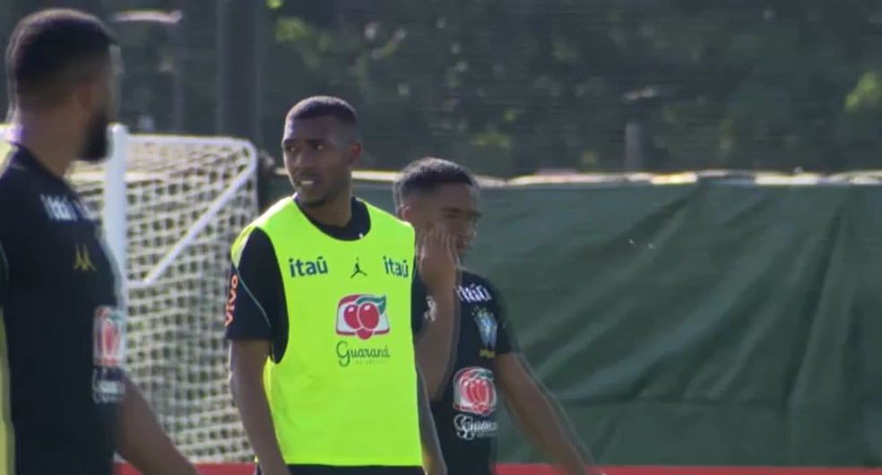 Rayan foi testado por Carlo Ancelotti em treino da Seleção — Foto: Reprodução/TV Globo
