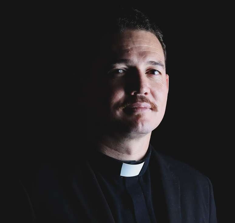Vasco abre janela sem reforços e aguarda Deossa enquanto padre declara fé no título