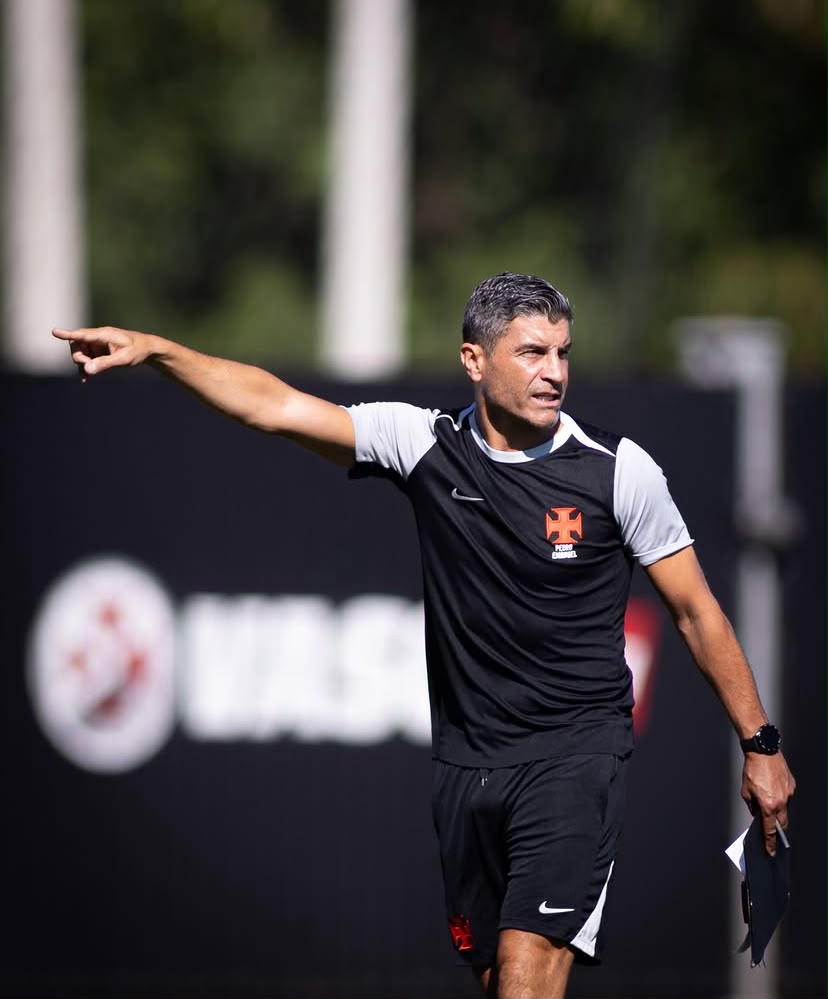 Pedro Emanuel prepara mudanças táticas no Vasco para jogo da Sul-Americana