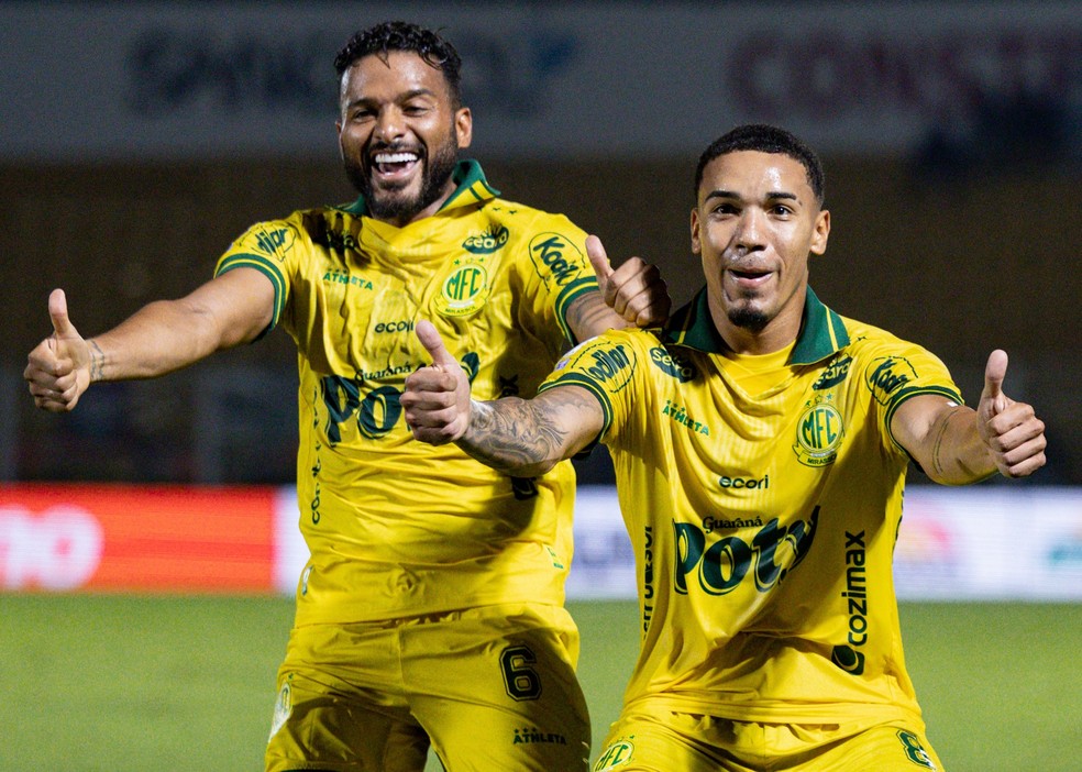 Reinaldo e Denilson comemoram gol da vitória do Mirassol contra o Fluminense — Foto: JP Pinheiro/Agência Mirassol