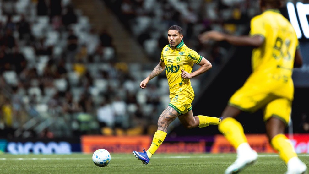Meia Denilson em campo pelo Mirassol — Foto: JP Pinheiro/Agência Mirassol