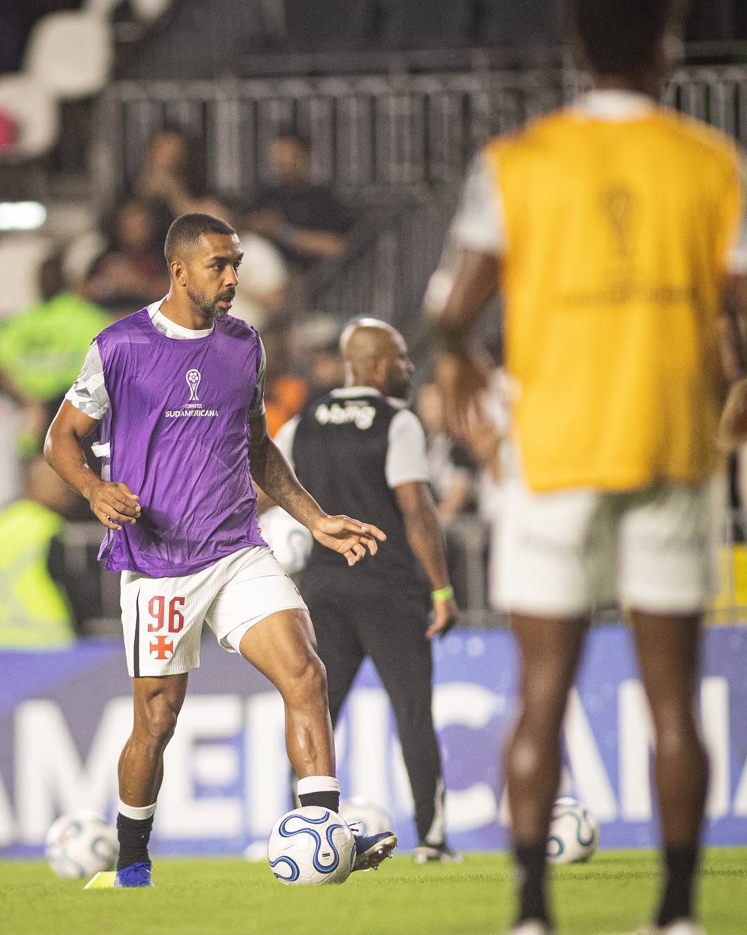 Vasco publica fotos do aquecimento dos jogadores; veja