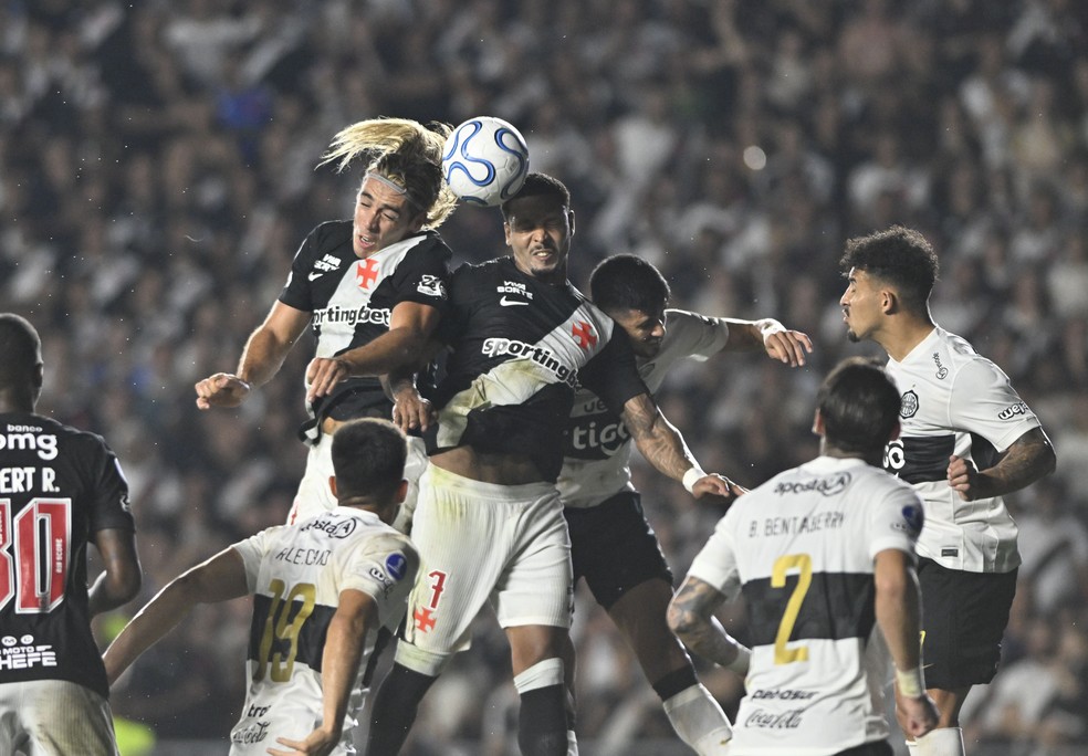 Spinelli e David em Vasco x Olimpia — Foto: André Durão/ge