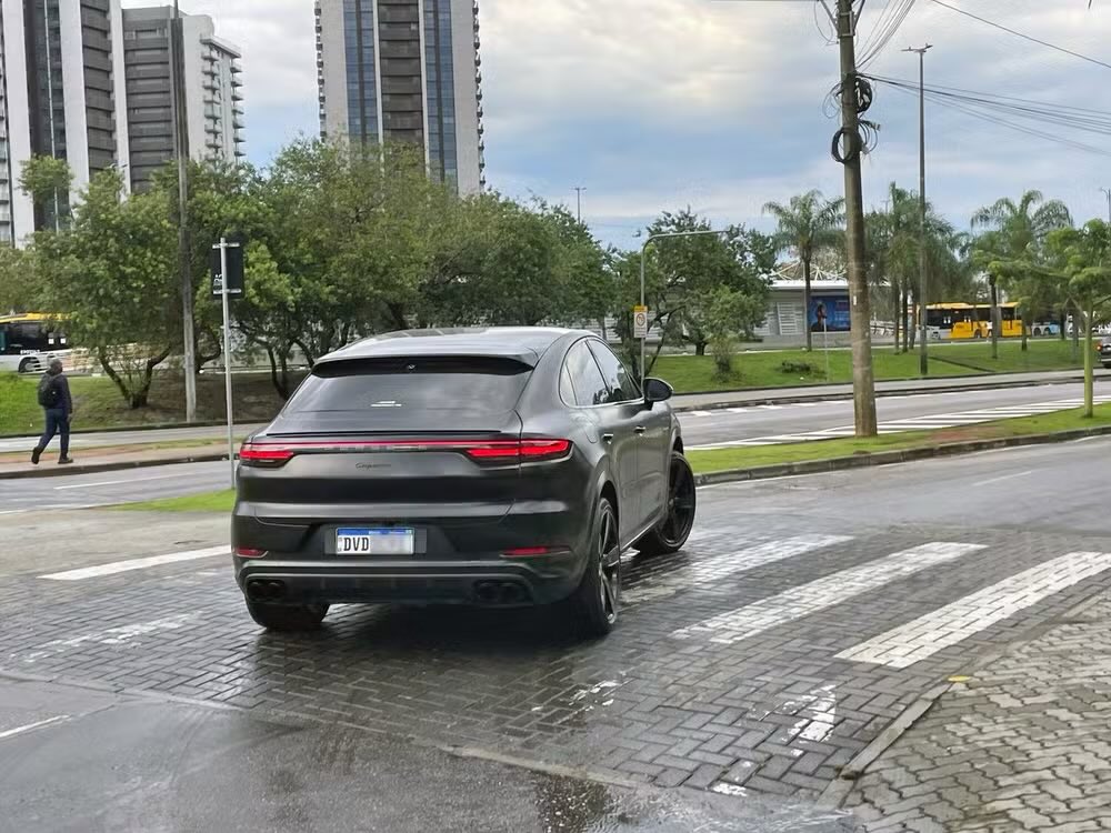 Placa do carro do atacante David começa com as letras 'DVD', como o jogador é conhecido