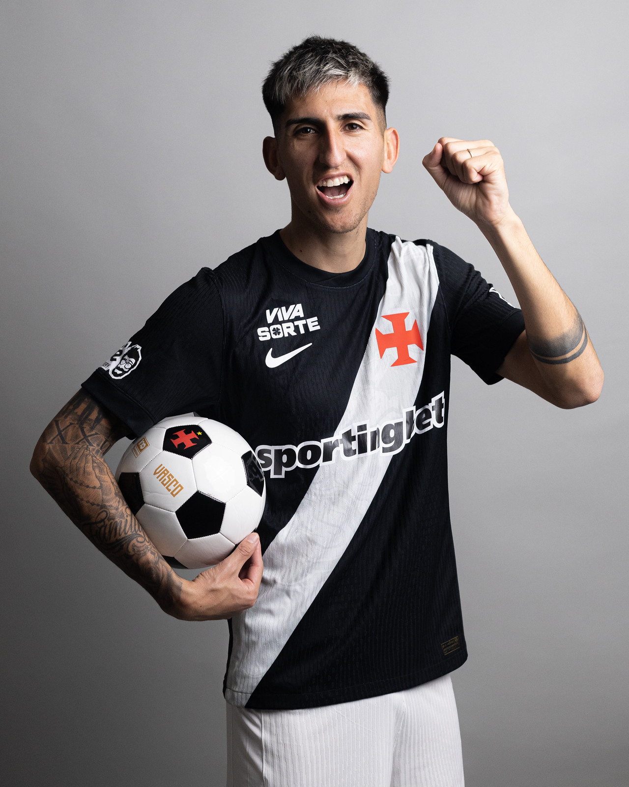 Veja fotos de Lescano com a camisa do Vasco