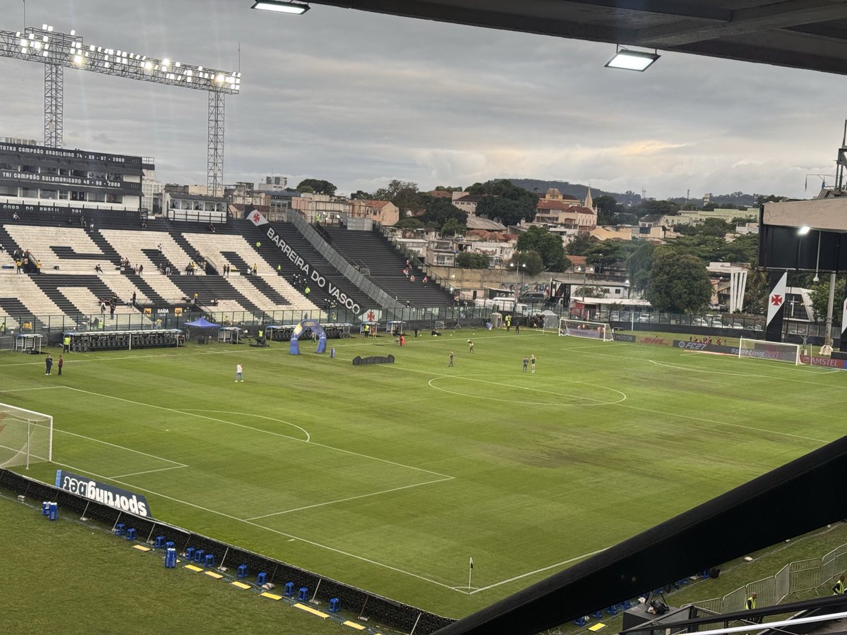Aspecto do gramado de São Januário chama atenção; veja foto